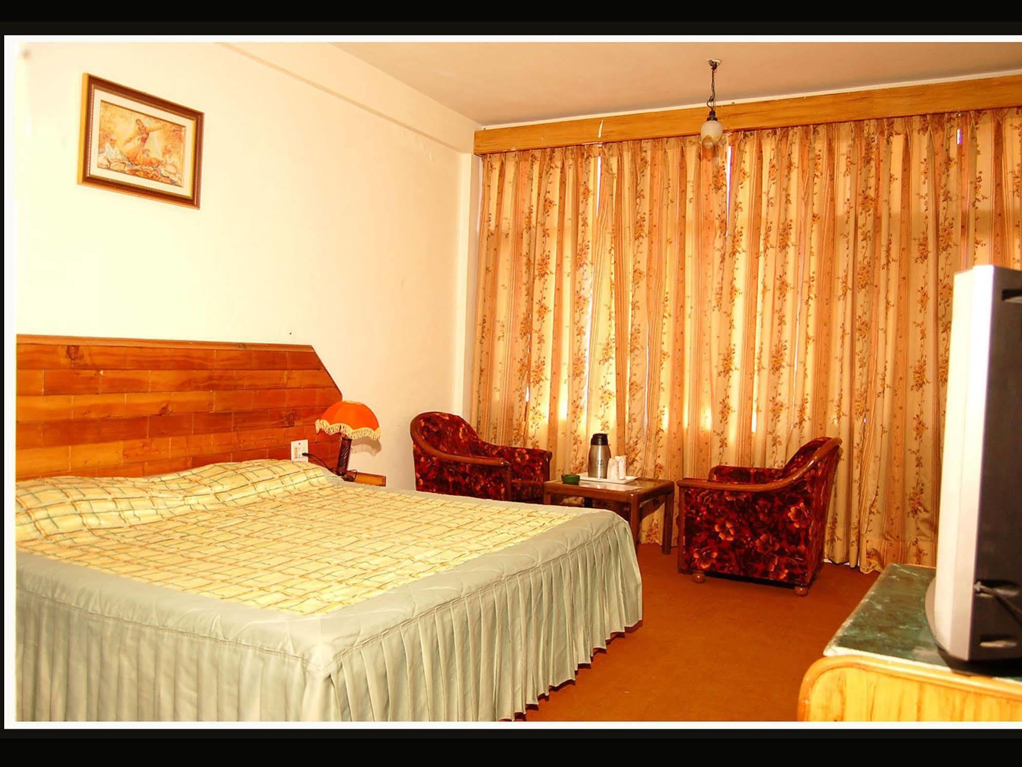 Hotel Nitesh Manāli Kültér fotó